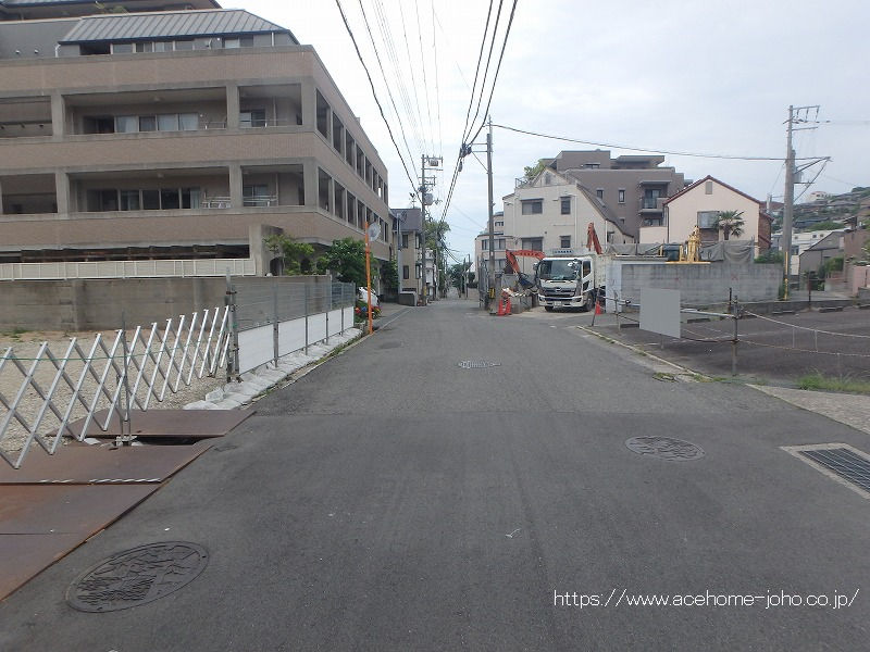 北側公道から東へ望む