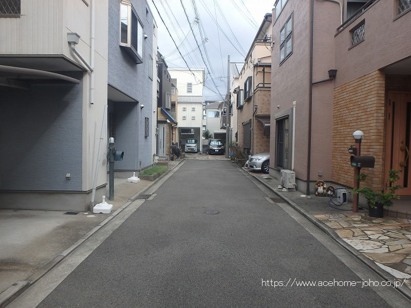 東側道路から北へ望む