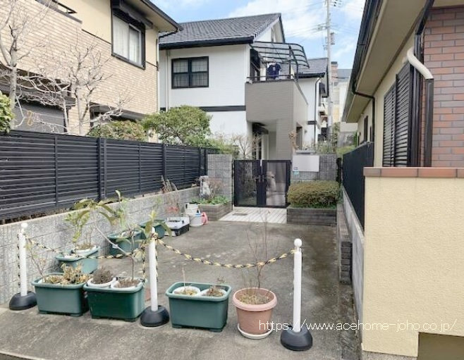 西側より