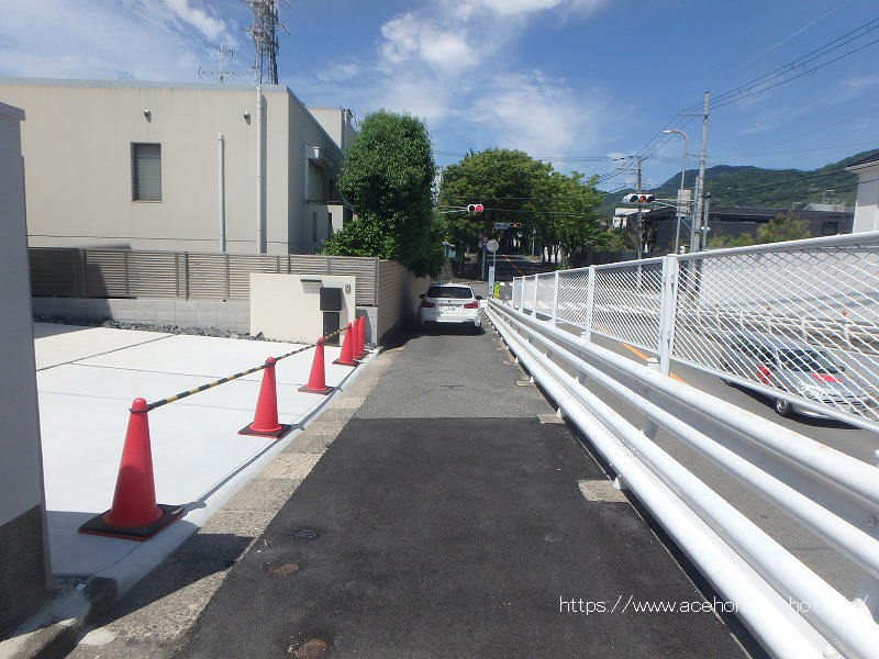 北側公道から西へ望む
