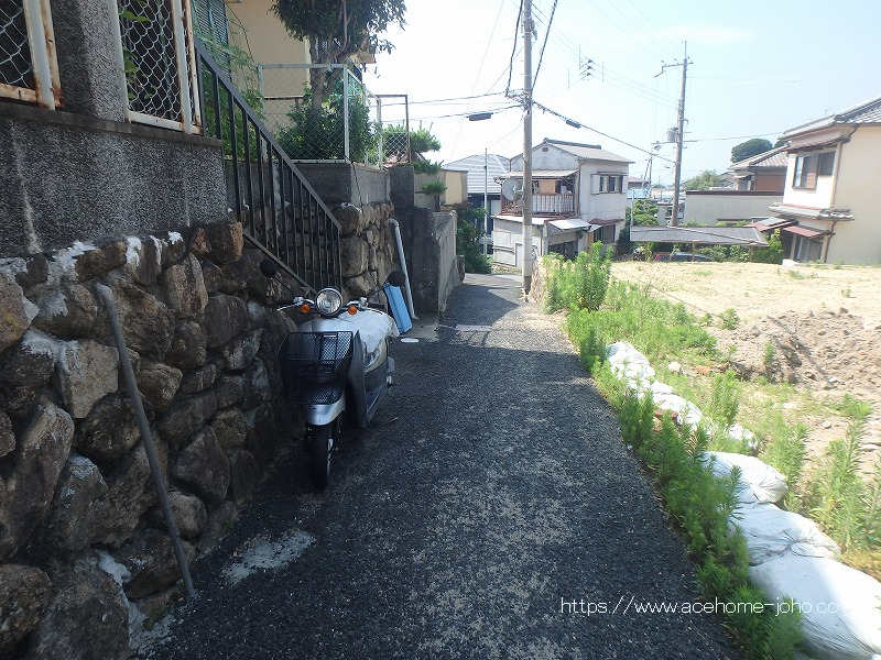東側道路から南へ望む