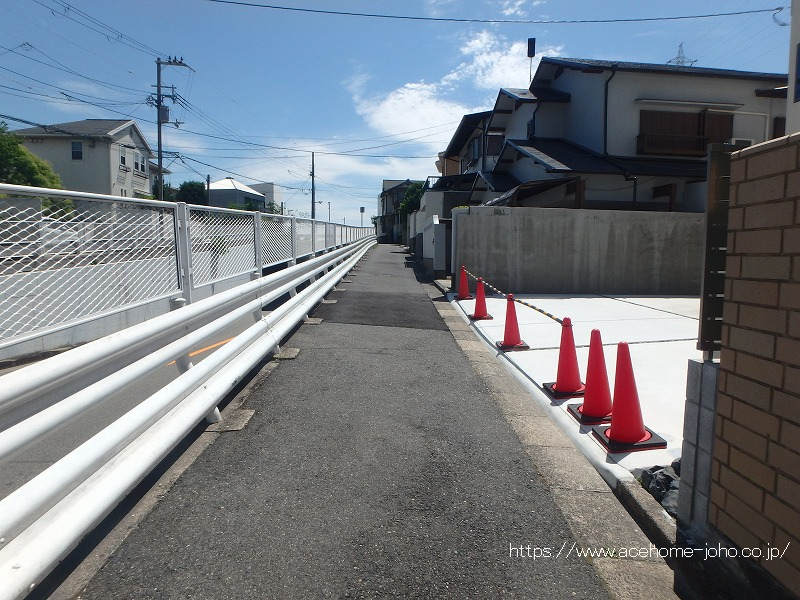 北側公道から東へ望む