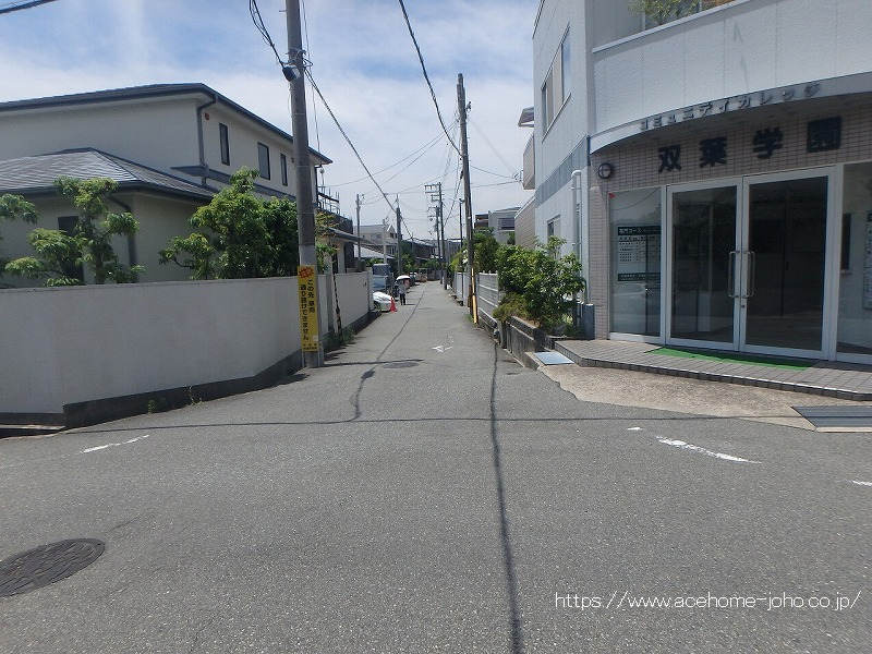 南側公道から西へ望む