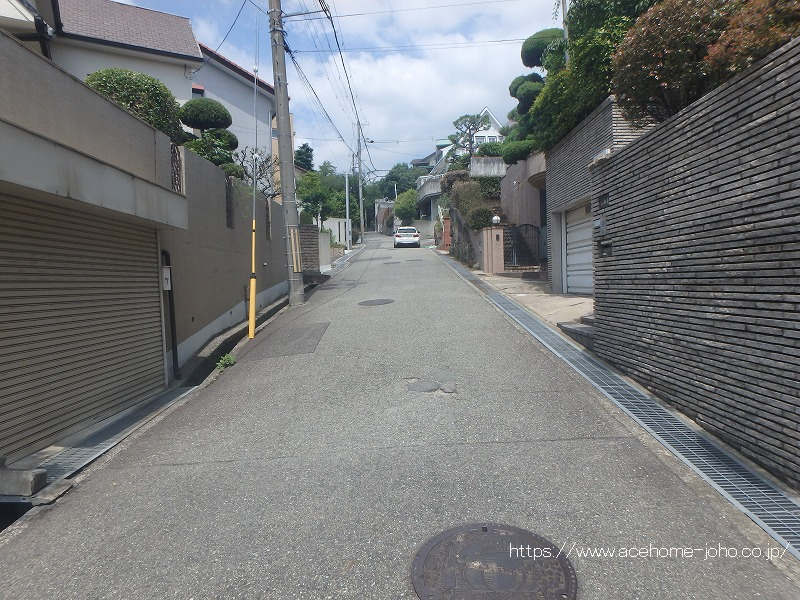 北東側公道から北西へ