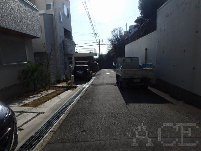 西側公道から南へ望む