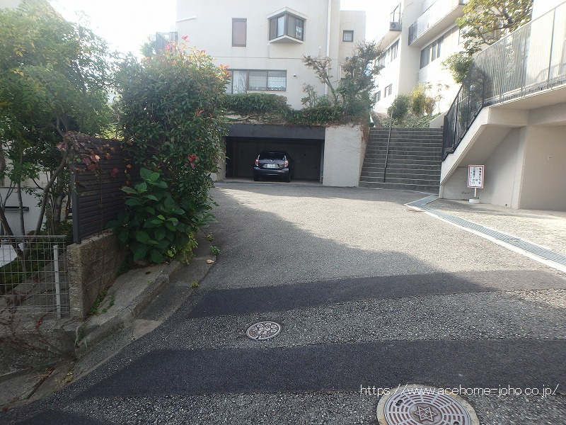 北側公道から西へ望む