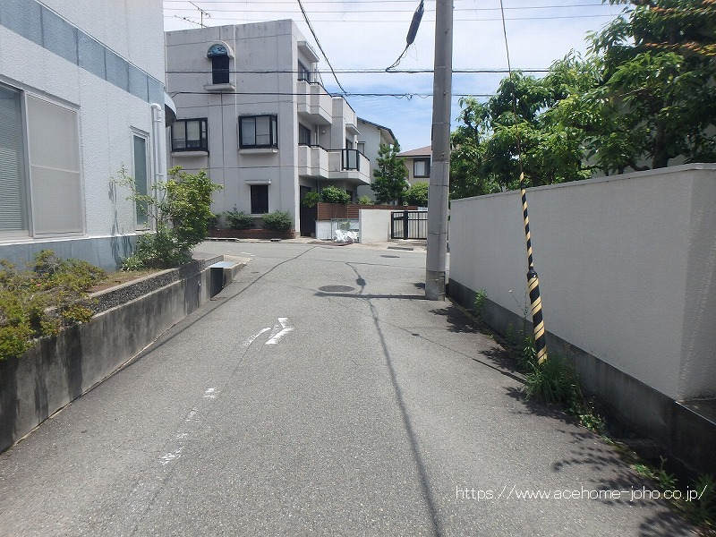 南側公道から東へ望む