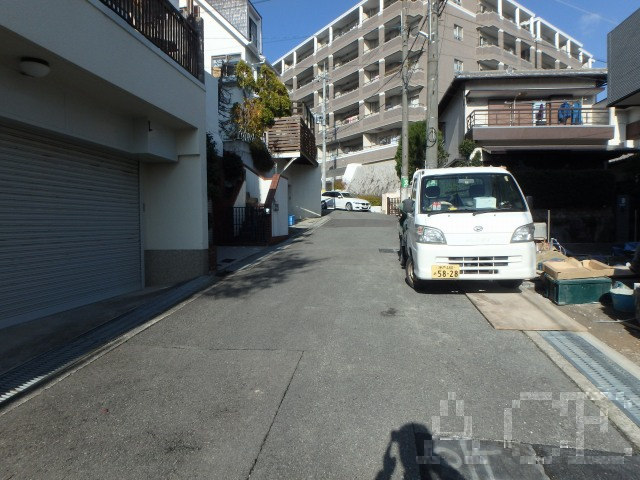 西側公道から北へ望む