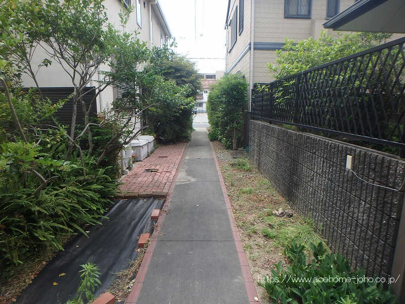 南西側通路から南へ