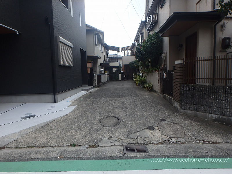 西側道路から南へ望む