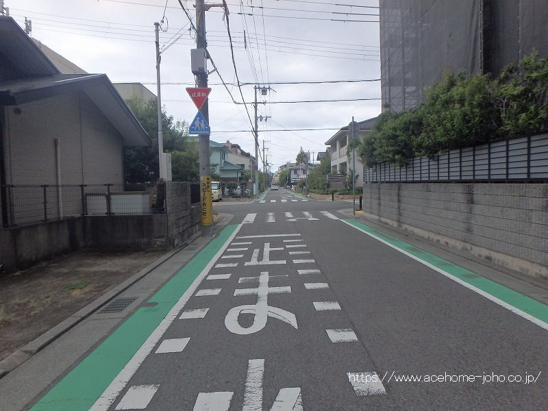 北側公道から西へ望む