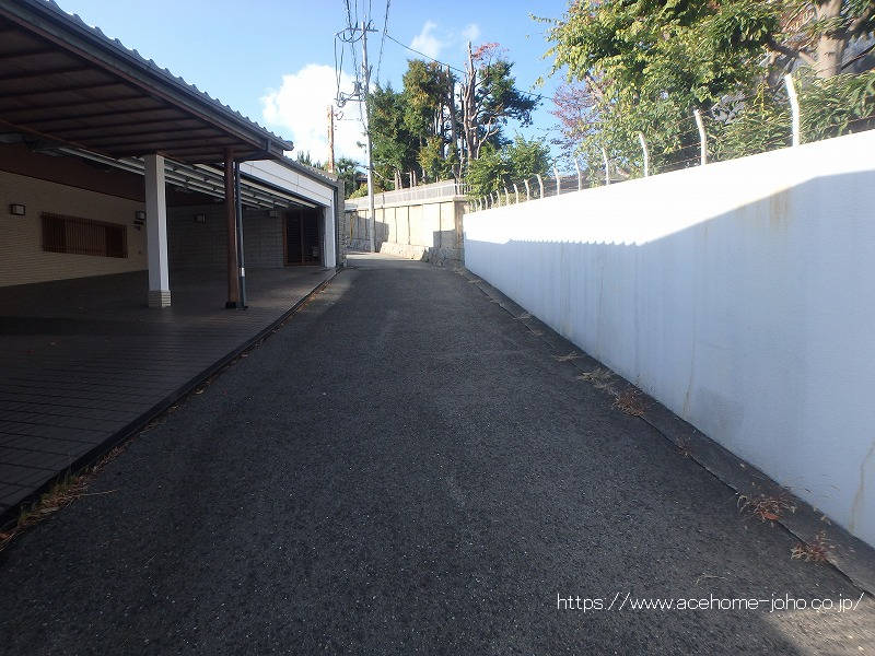 東側道路から北へ望む