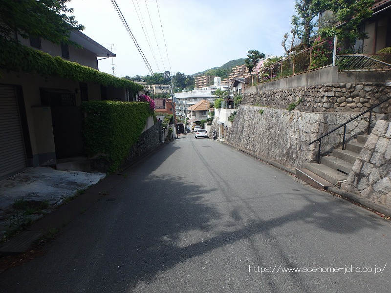 北側公道から西へ望む