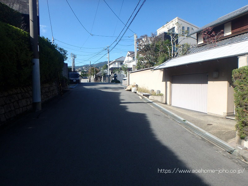 南側公道から西へ望む