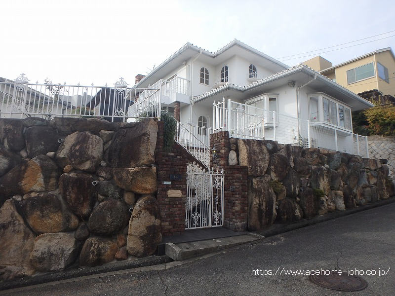 JR芦屋駅 徒歩2分 バス12分構造:木造土地面積:261.85平米 ( 79.2坪 ) 建物面積:152.07平米 ( 46坪 )