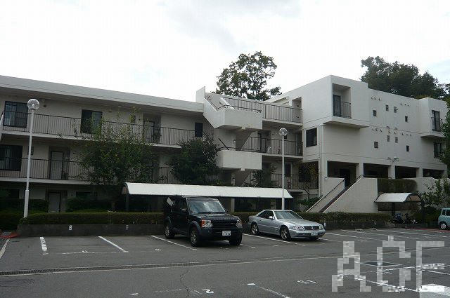 建物外観と駐車場