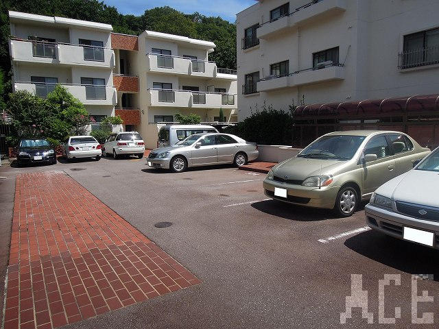 建物外観と駐車場