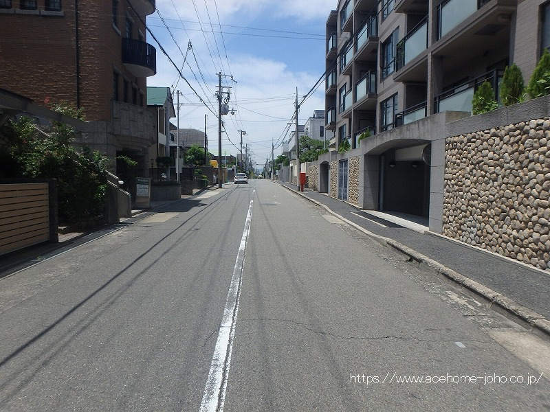 北側公道から東へ望む
