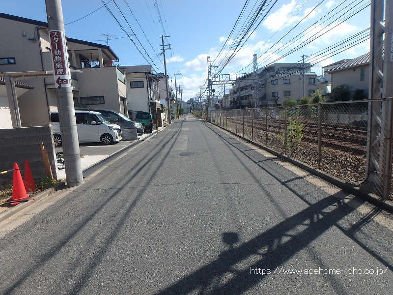 南側公道から東へ望む