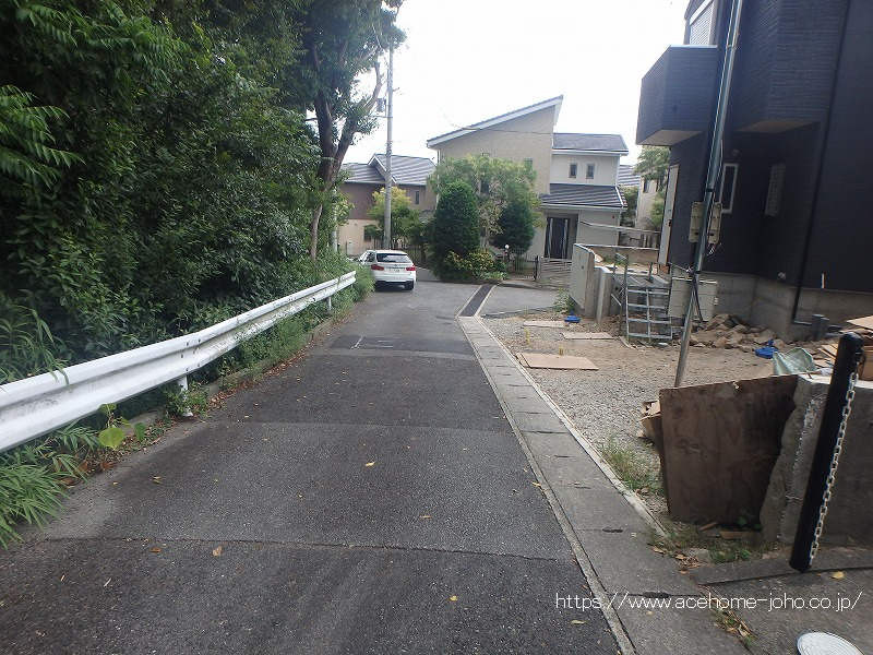 東側道路から南へ望む