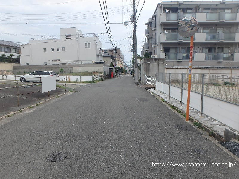 北側公道から西へ望む