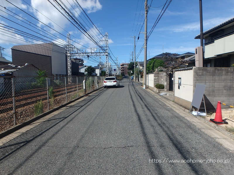 南側公道から西へ望む